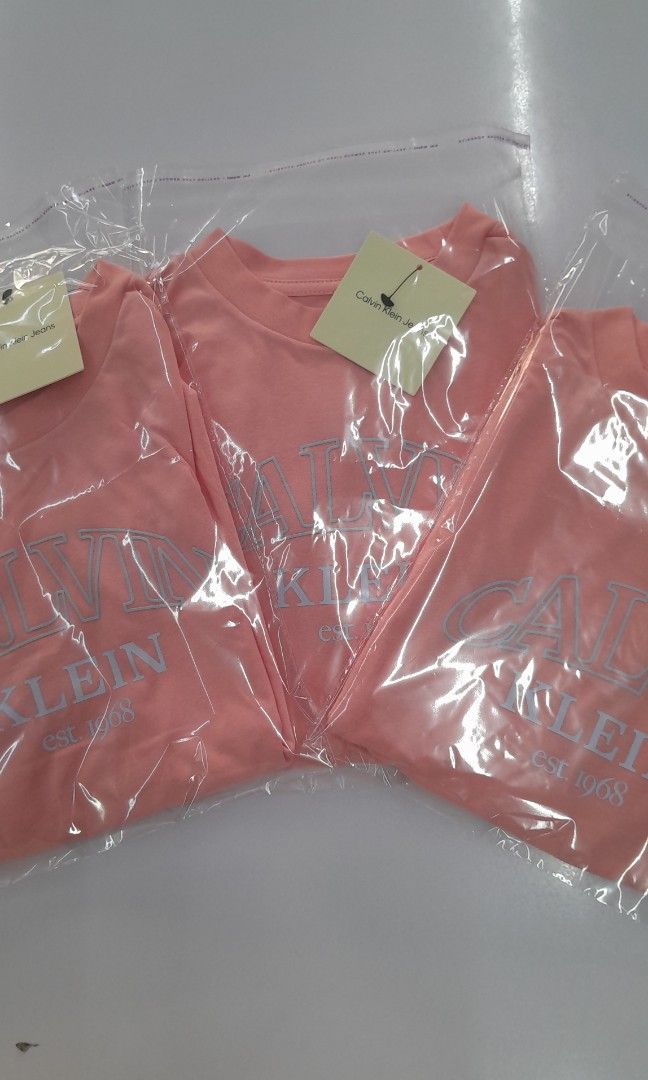 Calvin Klein Tee (Category: Blouses) located in Victoria. Submitted by wearnsel (Listing ID 1469580601, Image 3). Description: Womens Boxy Fit 💯 Original Brandnew Available size: Xsmall W20 x L23 Small W21 x L23 Medium W22 x L23 P2,150 Items from Australia DISCLAIMER: We are not affiliated with any of the brands mentioned in our post. All copyrights are solely of the original brand owner..