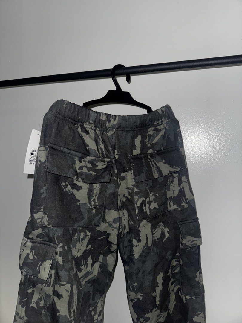 Camo Sweat Pants Unisex (Category: Other Bottoms) located in Quezon City. Submitted by coolmomma (Listing ID 1469701881, Image 3). Description: Never worn brand new good condition with tag Bought from Canada Freesize Garter stretchable length 40 in. .