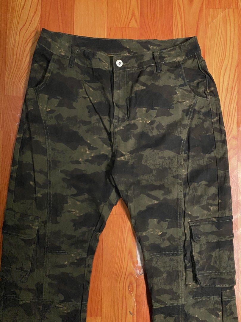 Camouflage pants (Category: Jeans) located in Cebu City. Submitted by jerianix (Listing ID 1469701291, Image 2). Description: Camouflage pants Stretchable W 34 L 42 Excellent condition No issues .