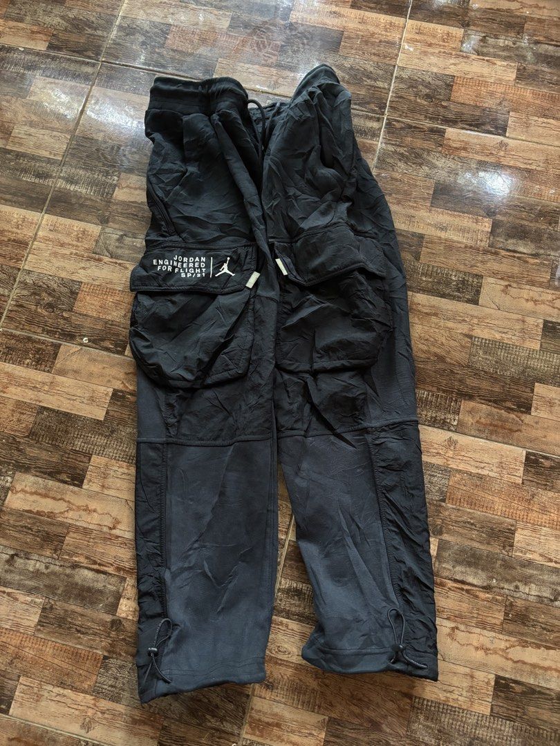 cargo pants (Category: Coats, Jackets and Outerwear) located in Manila. Submitted by jaggalarrita (Listing ID 1469657801, Image 2). Description: SIZE SMALL ON TAG BEST FIT LARGE 30-36 Waistline 37 Length Good as new no issue semi woven.