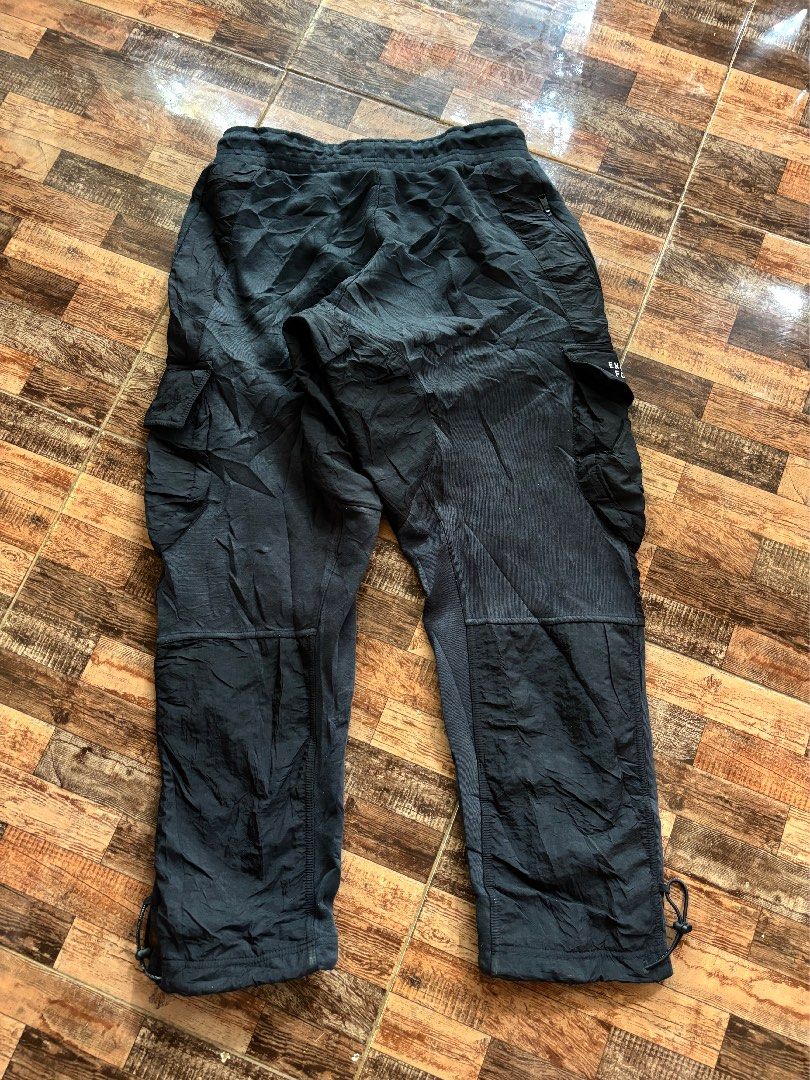 cargo pants (Category: Coats, Jackets and Outerwear) located in Manila. Submitted by jaggalarrita (Listing ID 1469657801, Image 3). Description: SIZE SMALL ON TAG BEST FIT LARGE 30-36 Waistline 37 Length Good as new no issue semi woven.