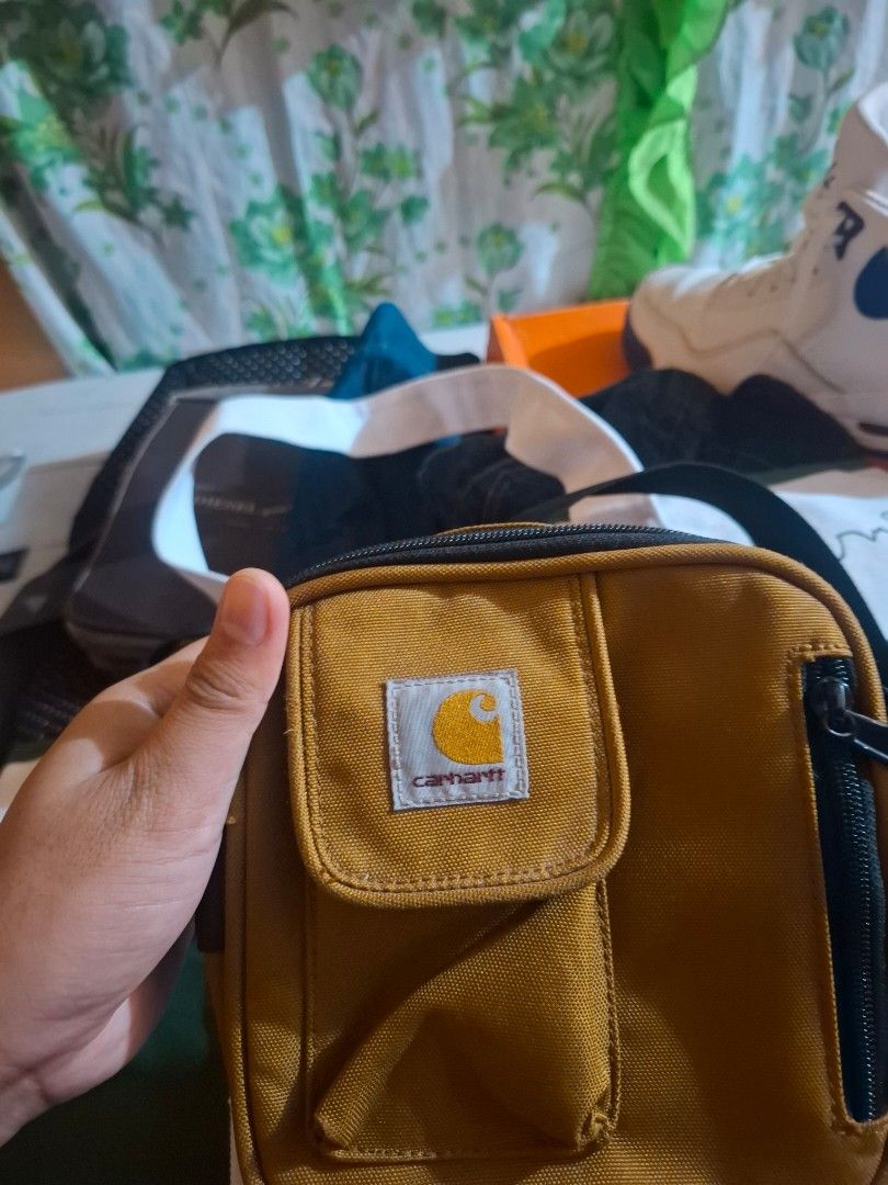 CARHARTT WIP HAMILTON BROWN ESSENTIAL BAG (Category: Sling Bags) located in Manila. Submitted by bonaobrag55538 (Listing ID 1469600975, Image 2). Description: EXCELLENT CONDITION NO ISSUE.