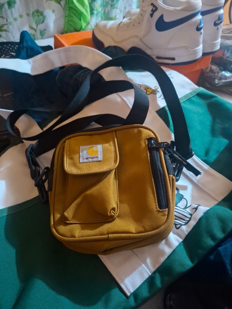 CARHARTT WIP HAMILTON BROWN ESSENTIAL BAG (Category: Sling Bags) located in Manila. Submitted by bonaobrag55538 (Listing ID 1469600975, Image 1). Description: EXCELLENT CONDITION NO ISSUE.