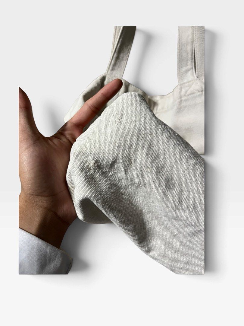 Carhartt WIP Scripy Tote Bag (Category: Tote Bags) located in Tagum. Submitted by graveyard_archive.ph (Listing ID 1469692983, Image 2). Description: One Size Fits all Small on tag (pasok shirts & sapatos) Very Condition Cr: 9/10 Minimal sign of usage (scratches see it on the detailed pic).