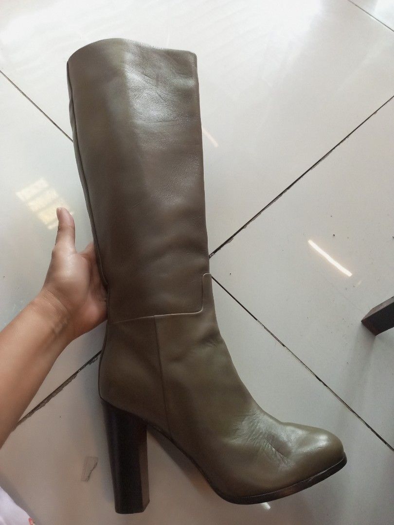 CELINE KNEE HIGH BOOTS (Category: Boots) located in Bulacan. Submitted by joanagwen (Listing ID 1469625011, Image 1). Description: C3L!NE KNEE HIGH BOOTS Pang Winter niyo,, pang awra ngung Holiday Season Size 38 on tag,, pang slim na paa.