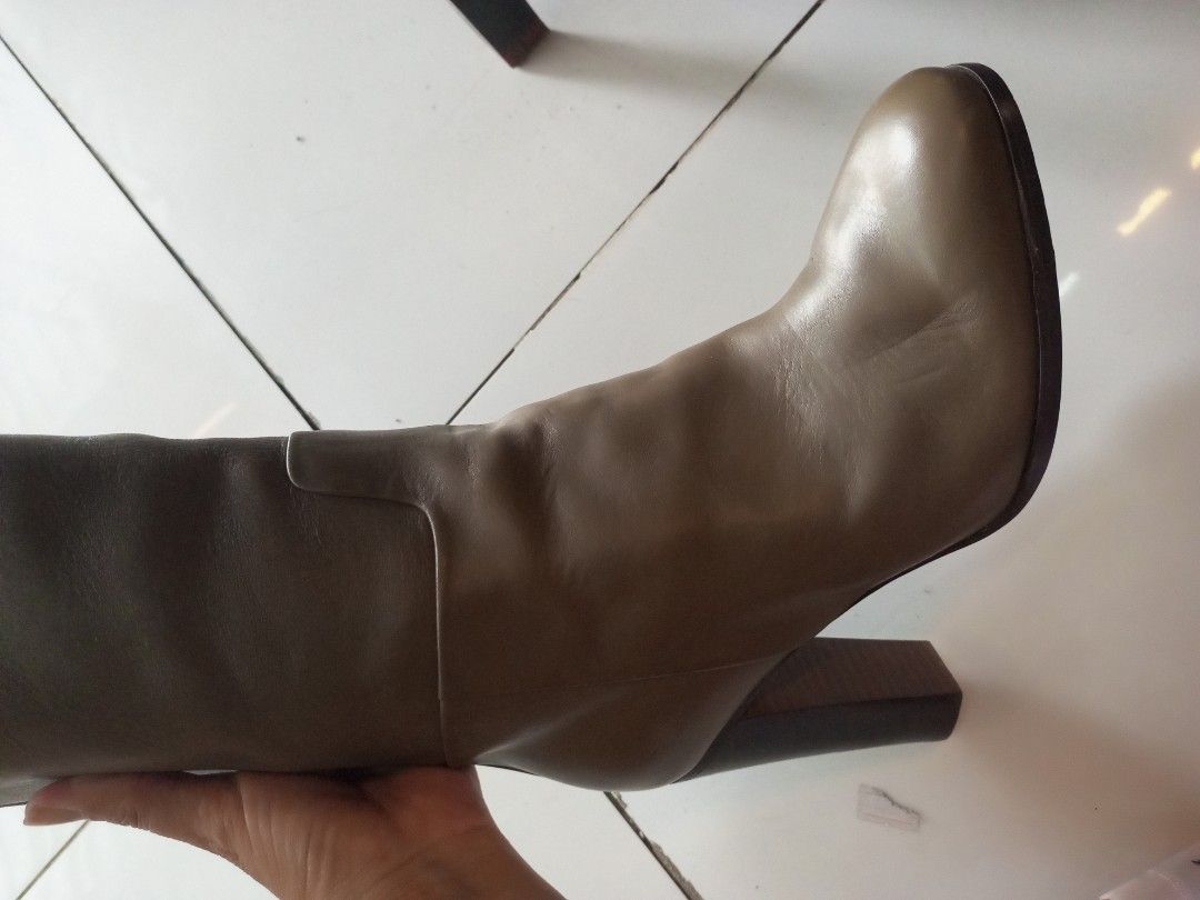 CELINE KNEE HIGH BOOTS (Category: Boots) located in Bulacan. Submitted by joanagwen (Listing ID 1469625011, Image 2). Description: C3L!NE KNEE HIGH BOOTS Pang Winter niyo,, pang awra ngung Holiday Season Size 38 on tag,, pang slim na paa.
