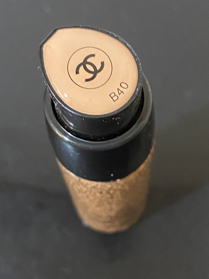Chanel Les Beiges Water Fresh Complexion Touch Foundation B40 (Category: Makeup) located in Pasay City. Submitted by trendystash (Listing ID 1469674635, Image 3). Description: Brand new 20 ml glass bottle.