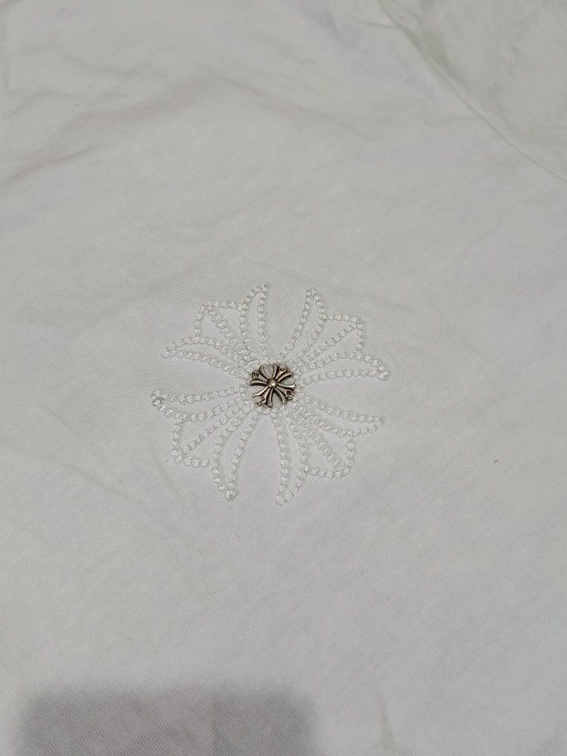CHROME HEARTS MULTI CROSS TSHIRT (freeshipping) (Category: Tshirts & Polo Shirts ) located in Quezon City. Submitted by gyl-stop (Listing ID 1469721034, Image 3). Description: free shipping 24 x 29 excellent condi cr: 9.8/10 issue: need wash/ nadumihan lang.
