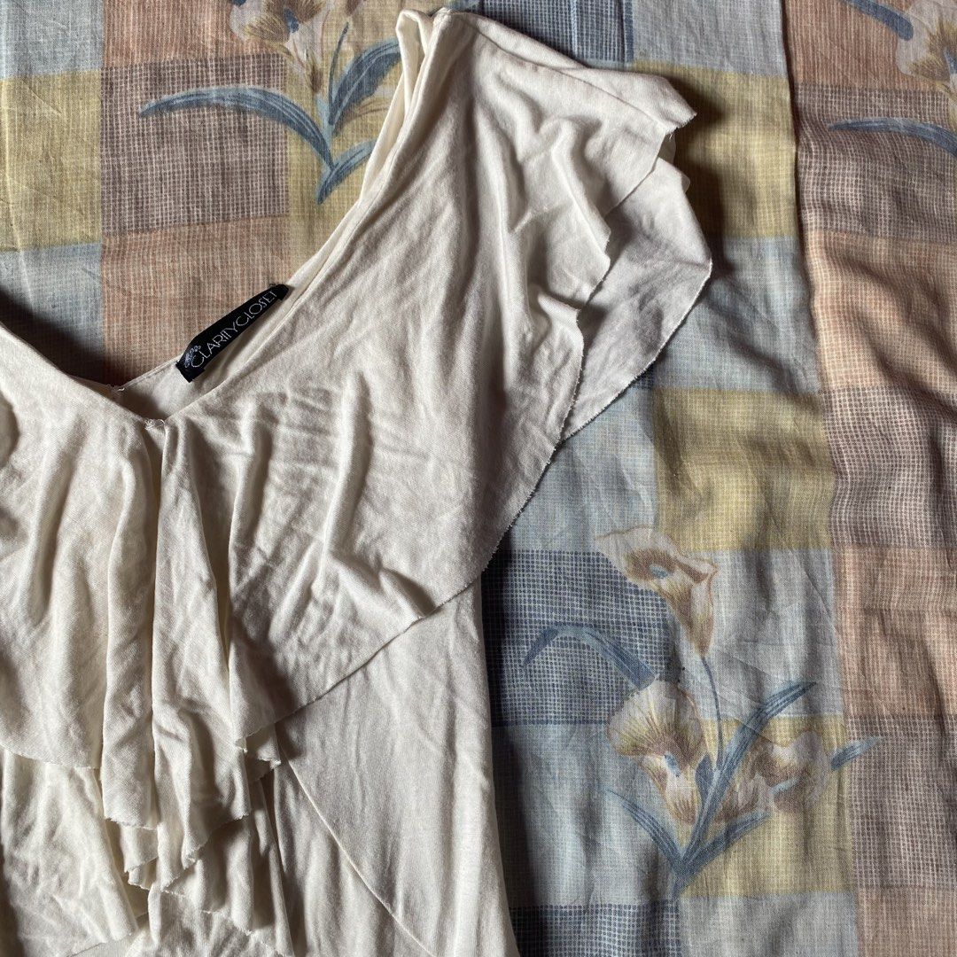 Clarity Closet Off White Ruffle Blouse (Category: Blouses) located in Santiago. Submitted by dear_darlingdoll (Listing ID 1469728237, Image 3). Description: 𓆩♡𓆪 ruffle flutter-sleeve top 𓂃 ࣪˖ 𓏵 𝓅𝓇𝒾𝒸𝑒 : ₱245 (𝒶𝓊𝓉𝑜 𝓎𝑜𝓊𝓇𝓈) 𓍯 𝒊𝒕𝒆𝒎 𝒊𝒏𝒇𝒐 ♡ 𝒷𝓇𝒶𝓃𝒹 : Clarity Closet ♡ 𝓈𝒾𝓏𝑒 : small ♡ 𝓂𝑒𝒶𝓈𝓊𝓇𝑒𝓂𝑒𝓃𝓉𝓈 : b 30 cm | l 62 cm ♡ 𝒻𝓁𝒶𝓌𝓈 : — ──── ᓚᘏ𑄝 ──── 𓍯 𝓹𝓪𝔂𝓶𝓮𝓷𝓽 & 𝓼𝓱𝓲𝓹𝓹𝓲𝓷𝓰 ♡ payment via GCash ♡ ship