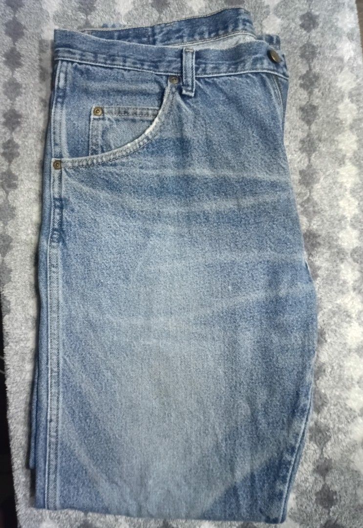 Classic Light Wash Denim Jeans (Category: Jeans) located in Manila. Submitted by life_more (Listing ID 1469617799, Image 1). Description: - Color: Light wash blue - Fit: Straight leg (size36) good condi with minimal issue +sf .