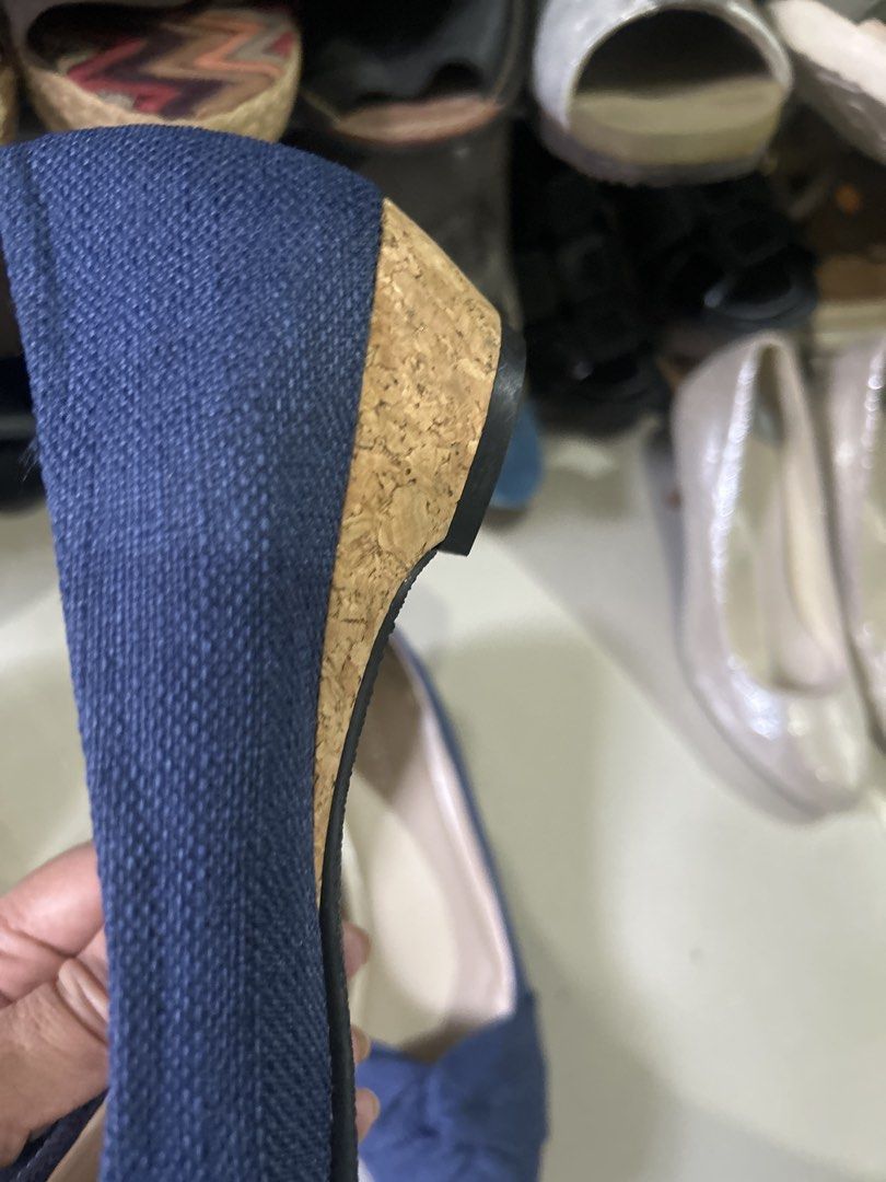 Closshi (Category: Wedges) located in Cavite. Submitted by cecitrifthshop (Listing ID 1469628163, Image 3). Description: Closshi blue denim/chambray pointed-toe flat shoes featuring a knotted bow still new but no box size large 24 cm .