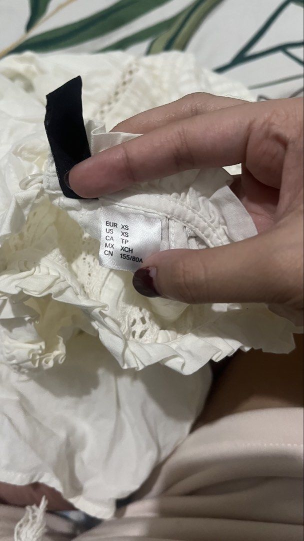 h&m blouse (Category: Blouses) located in Quezon City. Submitted by briellaaa.04 (Listing ID 1469680497, Image 3). Description: H&M Blouse no issue.