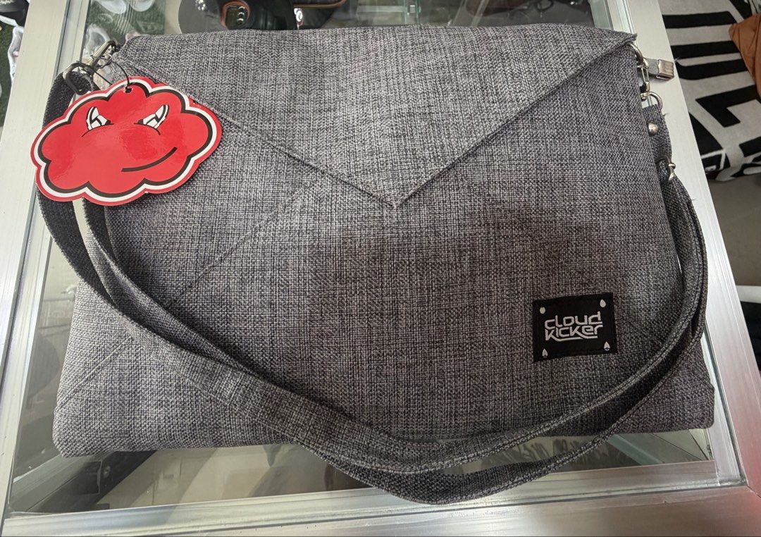 Cloudkicker macbook/ipad bag (Category: Sling Bags) located in Pinamalayan. Submitted by danilotubero08 (Listing ID 1469629982, Image 1). Description: Perfect for macbook 13 inches and ipads and tablets 9-13 inches.