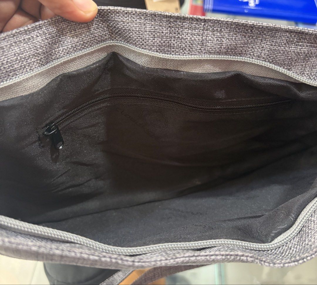 Cloudkicker macbook/ipad bag (Category: Sling Bags) located in Pinamalayan. Submitted by danilotubero08 (Listing ID 1469629982, Image 3). Description: Perfect for macbook 13 inches and ipads and tablets 9-13 inches.