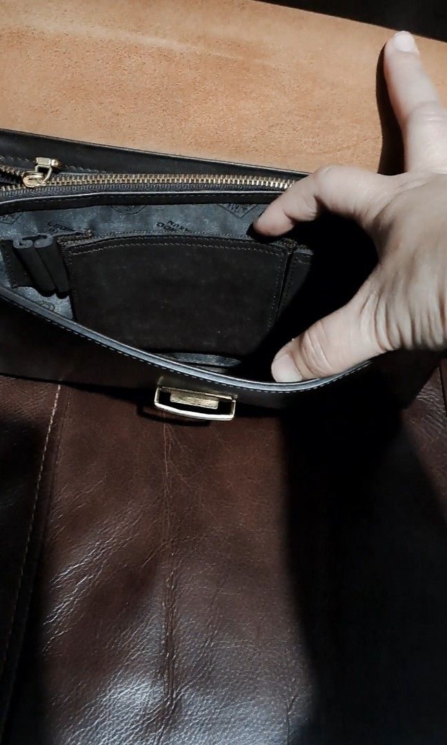 Clutch bag (Category: Belt bags, Clutches and Pouches) located in Manila. Submitted by mariefersum (Listing ID 1469676279, Image 3). Description: like new condition leather clutch bag..