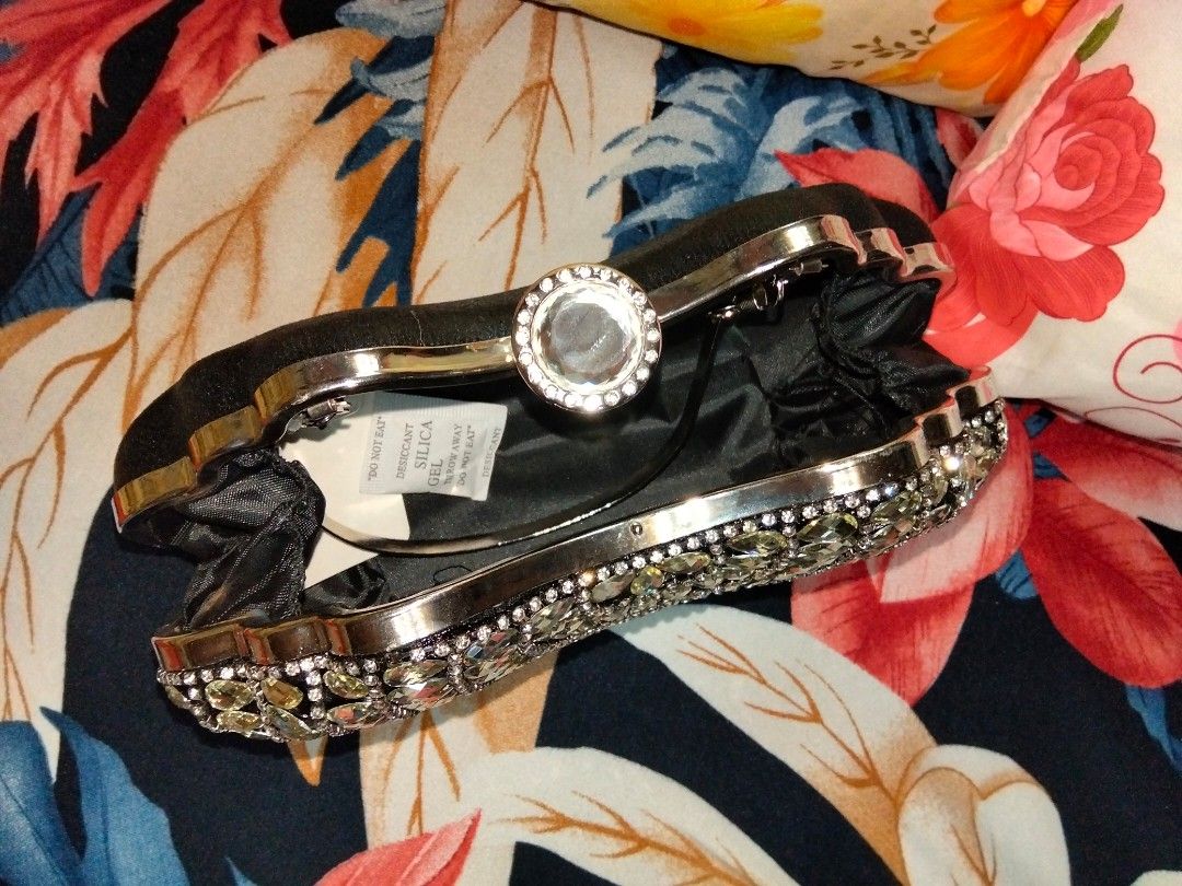 Clutch/Sling Bag (Category: Clutches) located in Cavite. Submitted by dspace.ph (Listing ID 1469606715, Image 2). Description: can be used as a clutch, sling bag or hand carry bag.