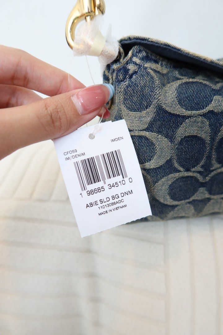 coach abbie bag in denim (Category: Luxury Bags & Wallets) located in Santiago. Submitted by sandystormi (Listing ID 1469614392, Image 3). Description: dm me on ig vintage.stash .