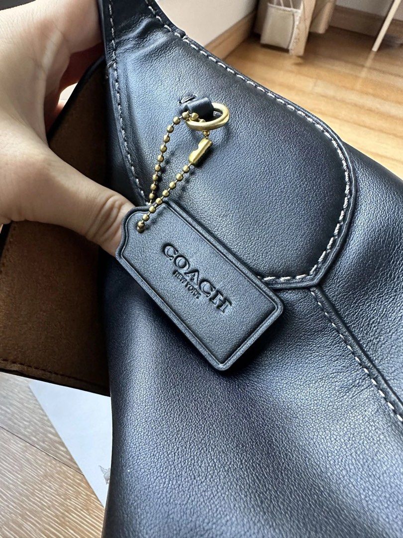 Coach Black Leather Shoulder Bag (Category: Luxury Bags & Wallets) located in Manila. Submitted by randomreps (Listing ID 1469677905, Image 3). Description: - - Sleek flap closure accented with gold-toned hardware lettering - Includes signature matching leather hangtag - Clean minimalist design highlighted by stylish contrast stitching - Spacious interior with plenty of room for daily essentials - Classic everyday purse, perfect for any outfit.