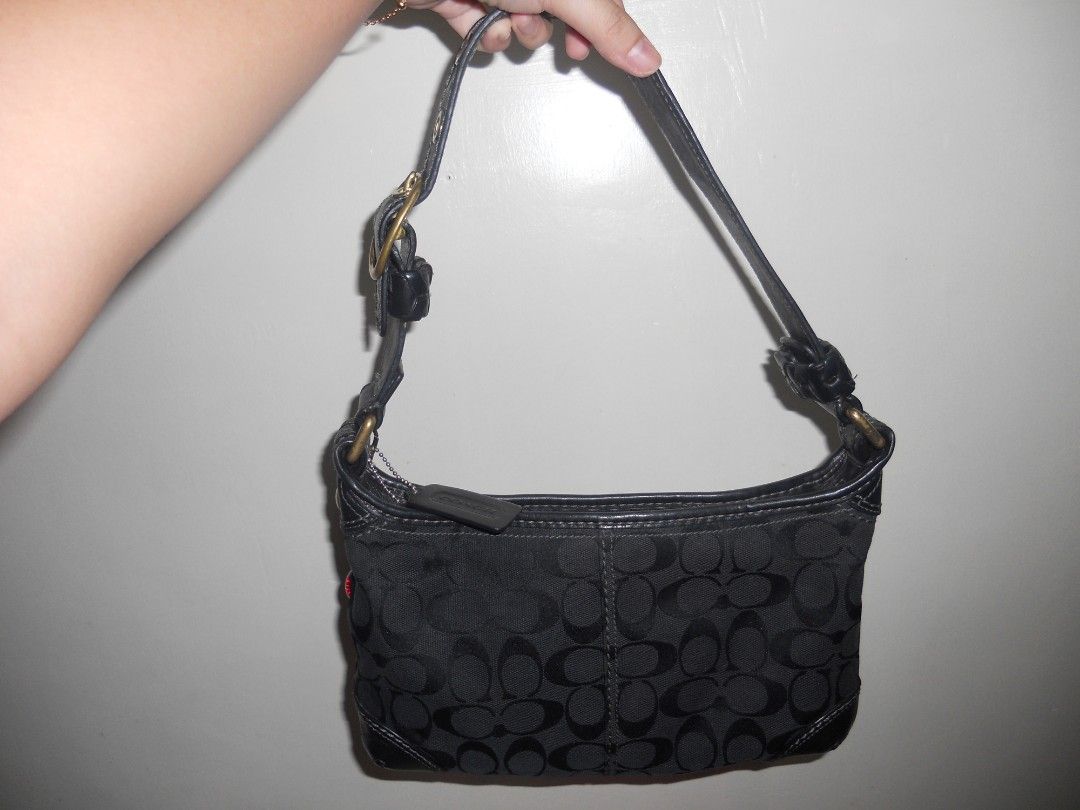 COACH BLEECKER TRIPLE BLACK (Category: Shoulder Bags) located in Caloocan City. Submitted by lalillypetals (Listing ID 1469655533, Image 2). Description: in good condition! no rubs sa canvas. wala lang zipper puller & REPLACED HANGTAG..