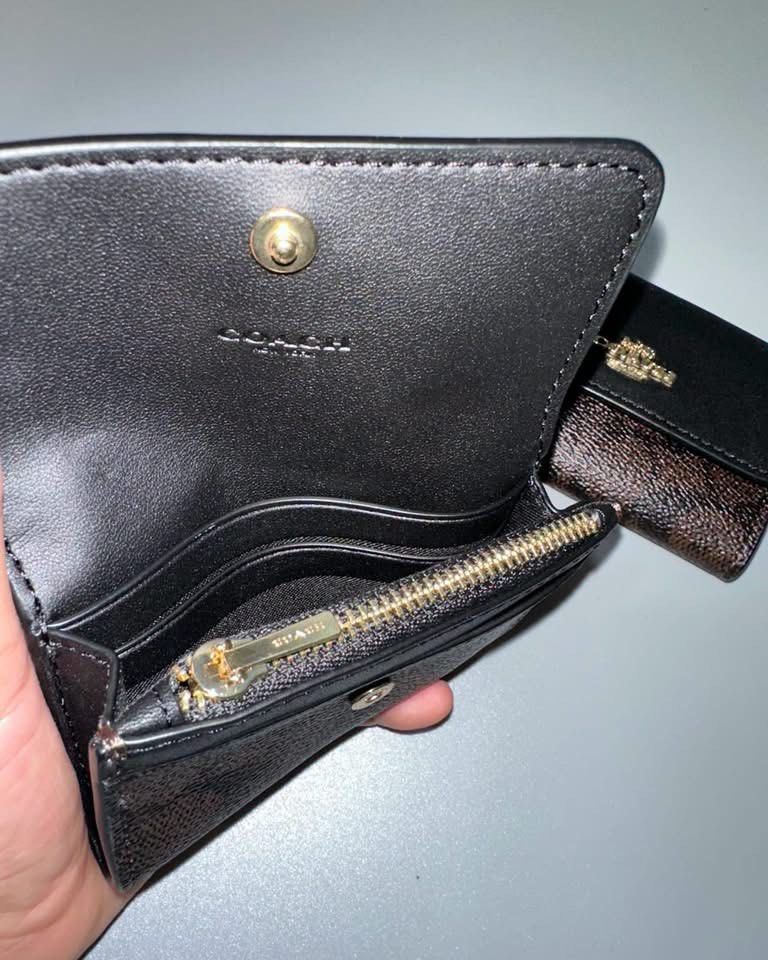 Coach Flap Card Case Wallet with zip (Category: Wallets & Card holders) located in Rizal. Submitted by mclluxurycollection (Listing ID 1469714496, Image 3). Description: Brand new Guaranteed original 💯.