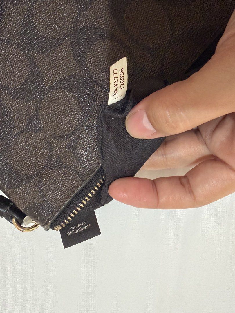 Coach large double zip wrislet (Category: Wallets & Card holders) located in Naga. Submitted by luxx_clover (Listing ID 1469636881, Image 3). Description: Free sf❗️ .