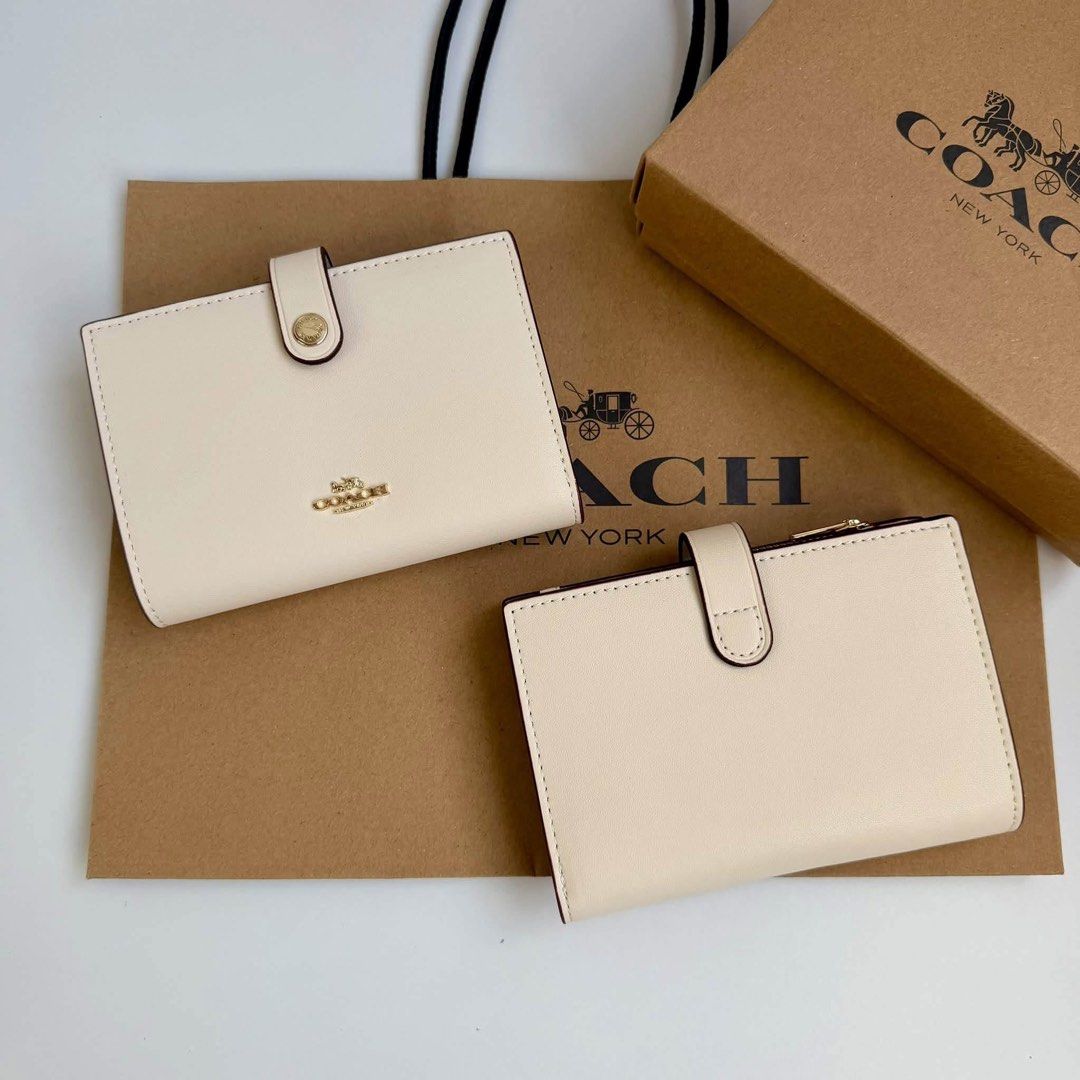 Coach Leather Wallet (Category: Luxury Bags & Wallets) located in Batangas. Submitted by bagsbyann (Listing ID 1469645736, Image 2). Description: Coach wallet.