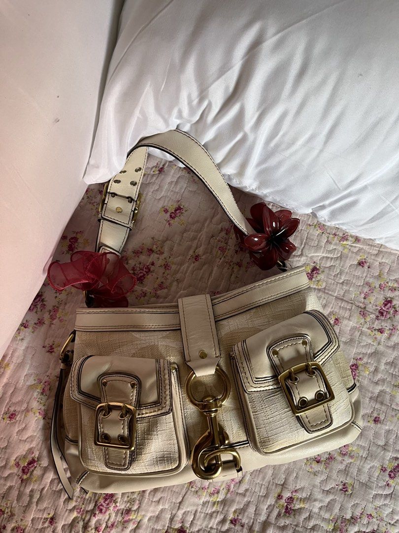 Coach legacy shoulder bag (Category: Luxury Bags & Wallets) located in Bulacan. Submitted by curatedpiecesbyk (Listing ID 1469690151, Image 2). Description: Still nego, excellent condition.