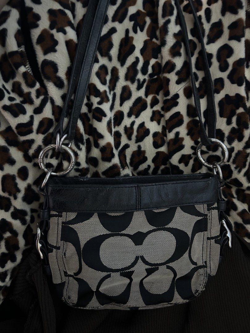 Coach mini zoe (Category: Shoulder Bags) located in Manila. Submitted by charmeofficial (Listing ID 1469737143, Image 2). Description: .