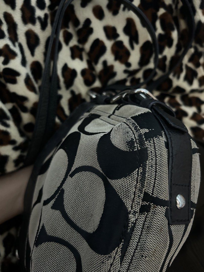 Coach mini zoe (Category: Shoulder Bags) located in Manila. Submitted by charmeofficial (Listing ID 1469737143, Image 3). Description: .