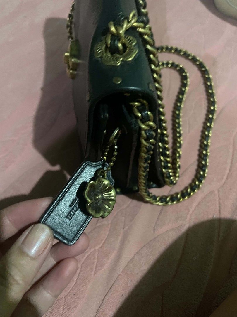 COACH PARKER 18 SHOULDER BAG BLACK BRASS (Category: Cross-body Bags) located in Legazpi City. Submitted by treasurebonbon (Listing ID 1469677243, Image 2). Description: exterior design still in good condition po completed with hangtag flaws: yung inner pocket trimming is leather nag crack Pero Hindi naman din nakaka affect sa mismong Bag .