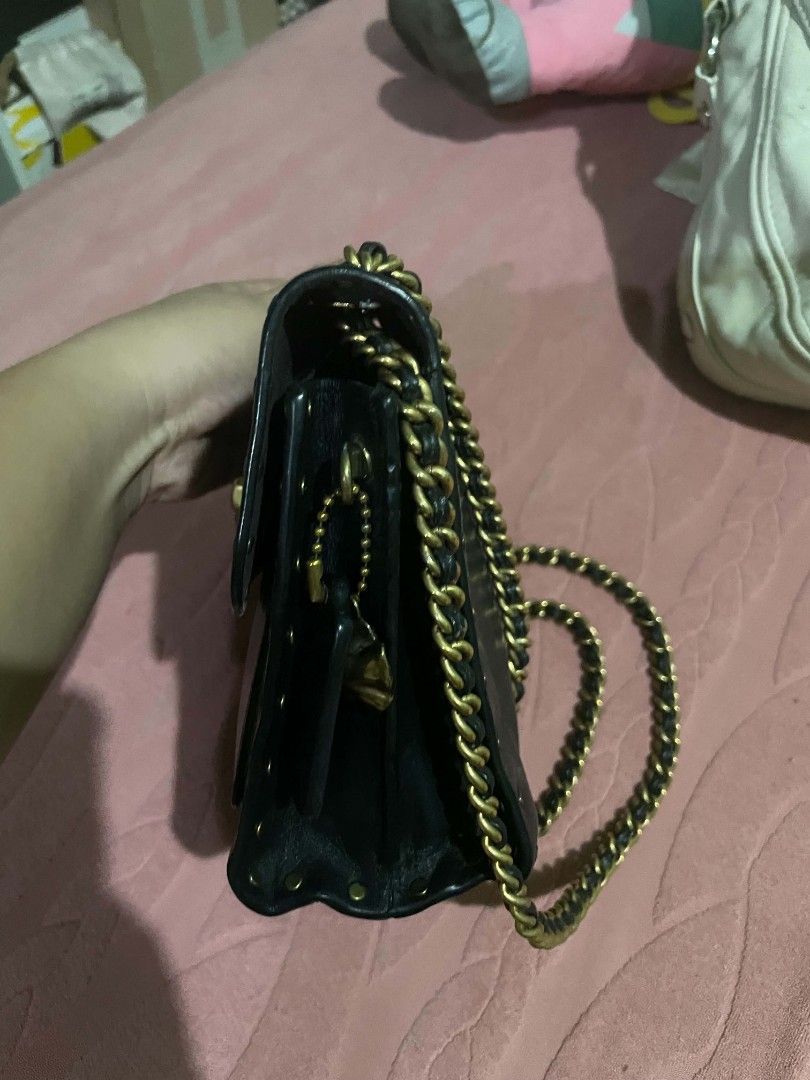 COACH PARKER 18 SHOULDER BAG BLACK BRASS (Category: Cross-body Bags) located in Legazpi City. Submitted by treasurebonbon (Listing ID 1469677243, Image 3). Description: exterior design still in good condition po completed with hangtag flaws: yung inner pocket trimming is leather nag crack Pero Hindi naman din nakaka affect sa mismong Bag .