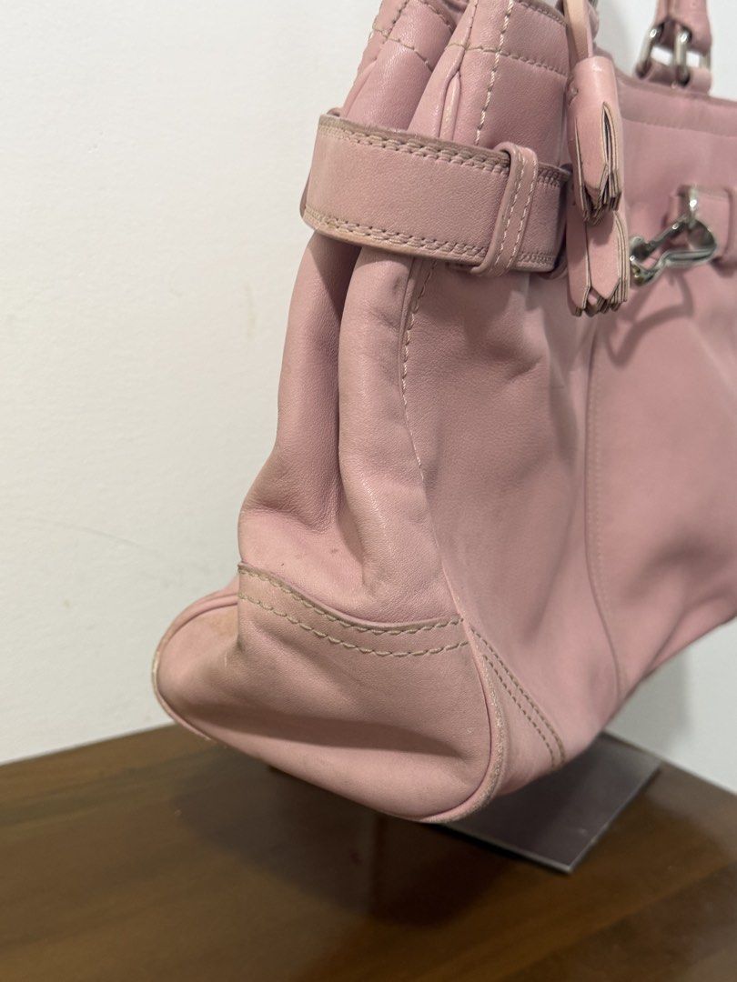 Coach pink rare (Category: Shoulder Bags) located in Manila. Submitted by prelovedbyramiah (Listing ID 1469713147, Image 3). Description: Sign of used in corners bawal sa maselan.