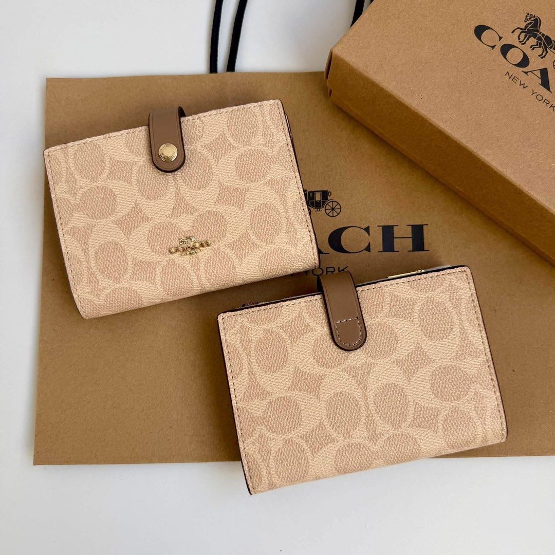 Coach Portefeuille 2 in 1 Wallet (Category: Wallets & Card holders) located in Manila. Submitted by btdcbagtrendsdcapul.2 (Listing ID 1469580664, Image 2). Description: Inclusion: Tag, Carecard, Paper Bag, Dustbag,Box Limited stocks only 📩 Dm for inquiries .