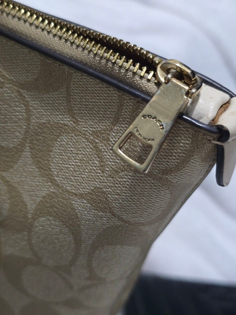 Coach Signature Monogram Gallery Tote (Category: Luxury Bags & Wallets) located in Tanza. Submitted by mackenziegr (Listing ID 1469745015, Image 3). Description: Large Gallery Tote. Can fit 15" laptop and ipad (size comparison only) What you see is what you get. You can dm for more photos.