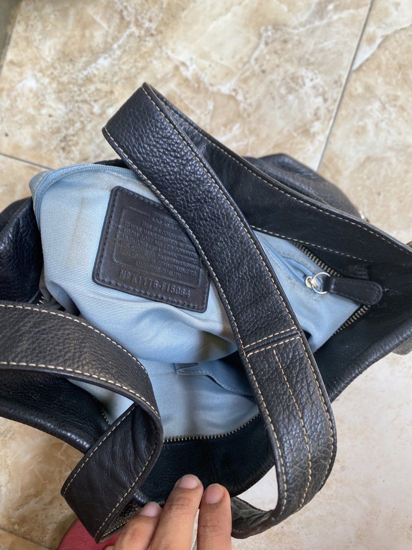 Coach Sling Bag Black Leather (Category: Luxury Bags & Wallets) located in Manila. Submitted by online_selector (Listing ID 1469607573, Image 3). Description: .