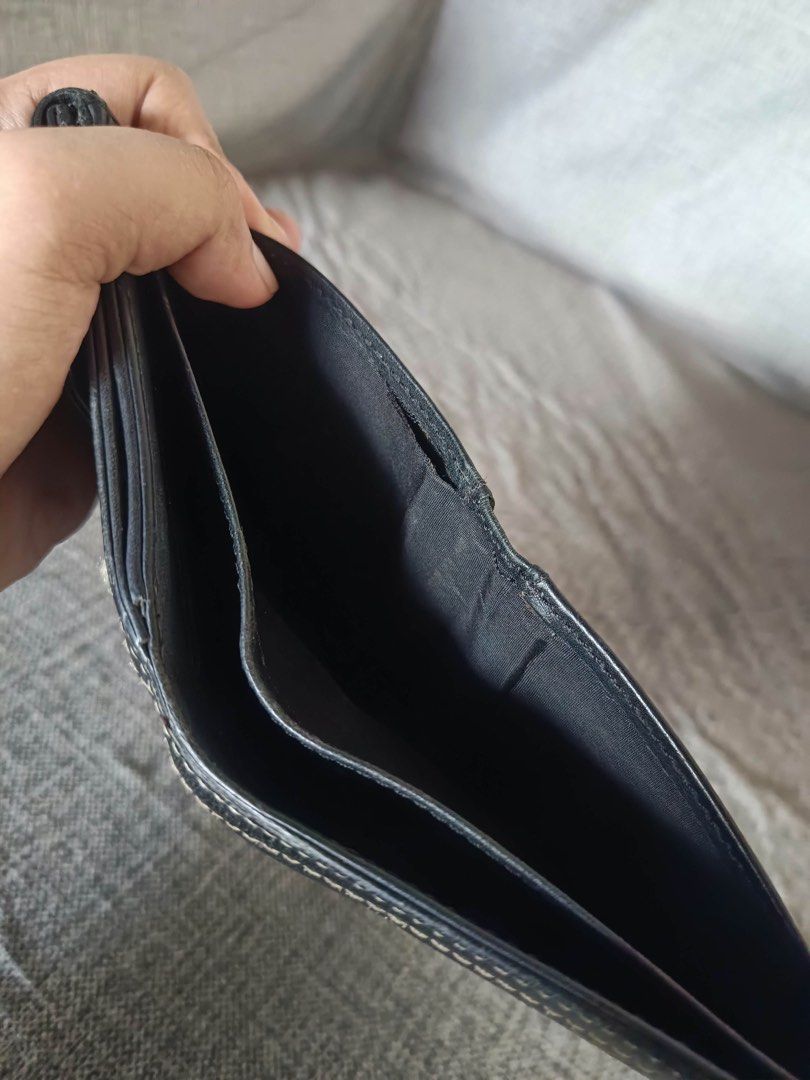 Coach Soho Wallet (Category: Wallets & Card holders) located in Bayombong. Submitted by declutterbyriri (Listing ID 1469710440, Image 3). Description: - signs of use - issue nasa pic na - vintage look.