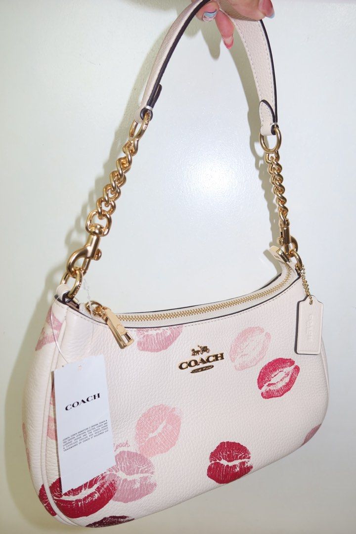 coach teri bag lip print (Category: Luxury Bags & Wallets) located in Santiago. Submitted by sandystormi (Listing ID 1469613784, Image 2). Description: dm me on ig vintage.stash .