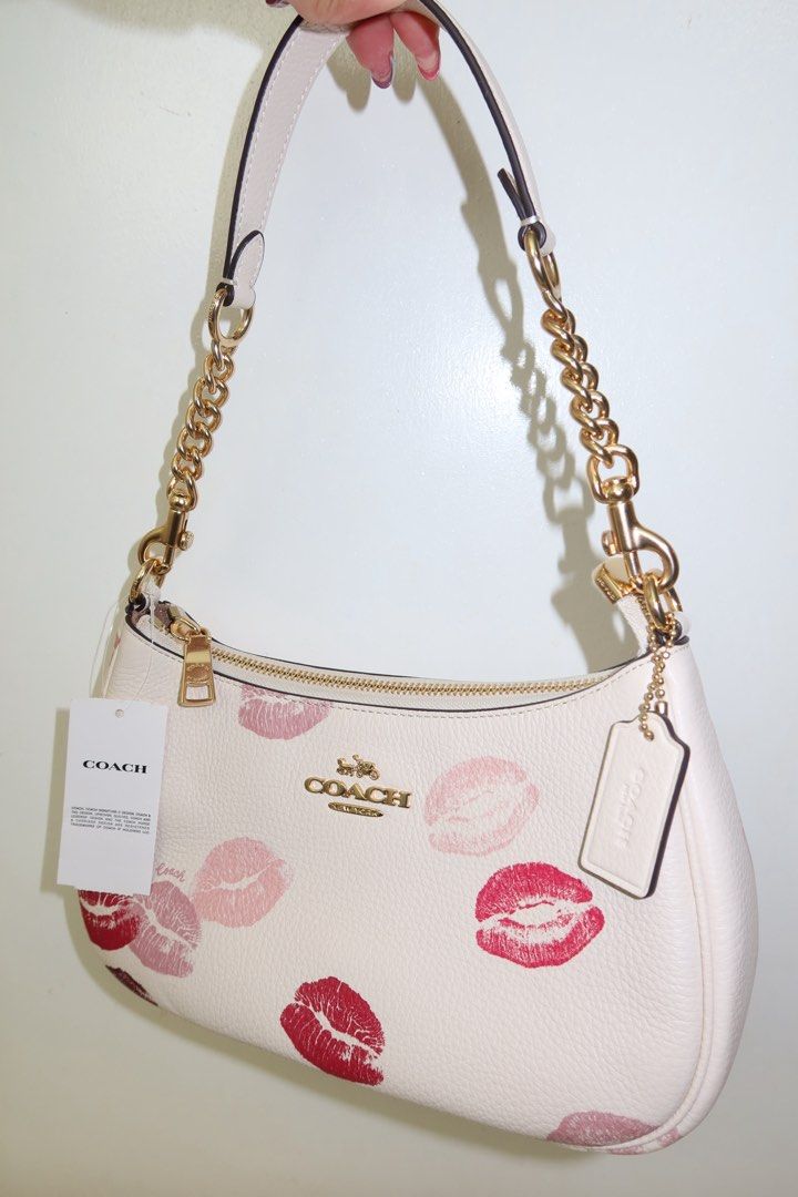coach teri bag lip print (Category: Luxury Bags & Wallets) located in Santiago. Submitted by sandystormi (Listing ID 1469613784, Image 3). Description: dm me on ig vintage.stash .