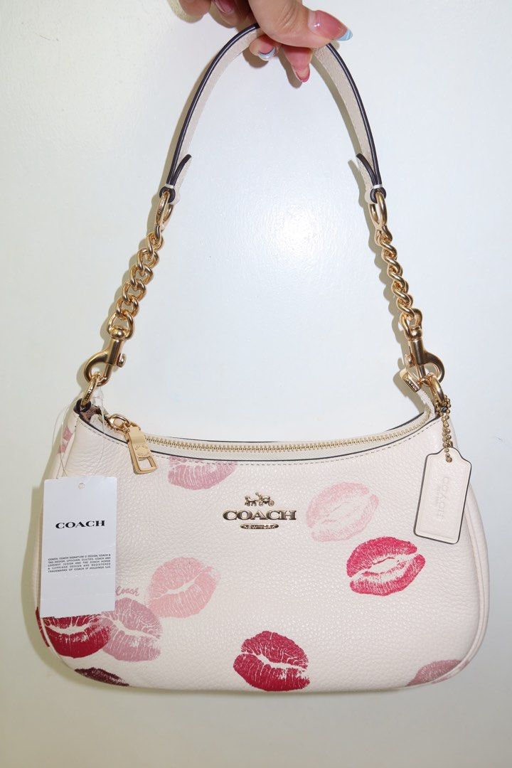 coach teri bag lip print (Category: Luxury Bags & Wallets) located in Santiago. Submitted by sandystormi (Listing ID 1469613784, Image 1). Description: dm me on ig vintage.stash .