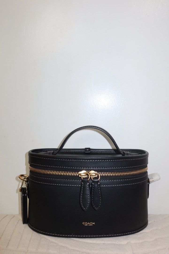 coach trail bag in black (Category: Luxury Bags & Wallets) located in Santiago. Submitted by sandystormi (Listing ID 1469614557, Image 1). Description: dm me on ig vintage.stash .