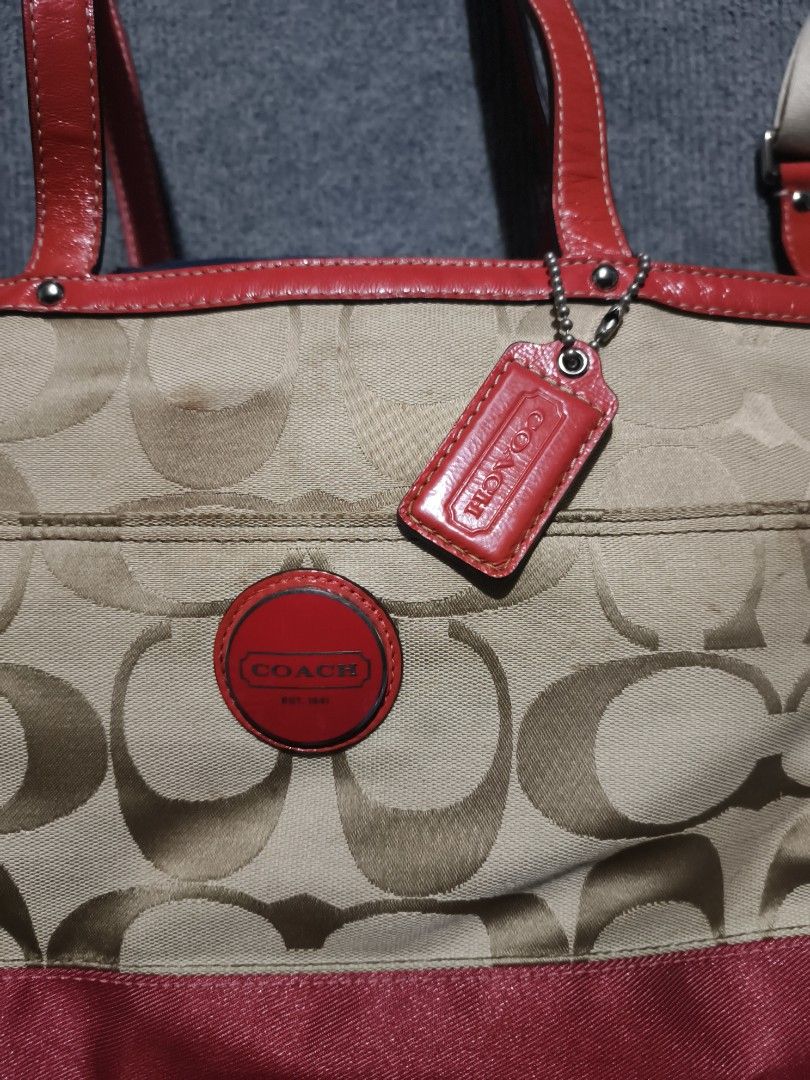 Coach Womens Signature Bag (Category: Luxury Bags & Wallets) located in Getafe. Submitted by charlon_thrift (Listing ID 1469612891, Image 2). Description: Vintage Coach Signature Tote – Khaki & Red/Orange‑Red Jacquard Canvas + Patent Leather Trim Classic Coach C‑logo jacquard canvas body (khaki base with signature pattern), wide red accent band across lower portion, glossy patent‑leather top trim, handles & hanging tag; includes dual carry option