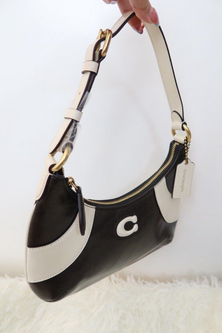 coachtopia bowling hobo bag (Category: Luxury Bags & Wallets) located in Santiago. Submitted by sandystormi (Listing ID 1469613935, Image 2). Description: dm me on ig vintage.stash .