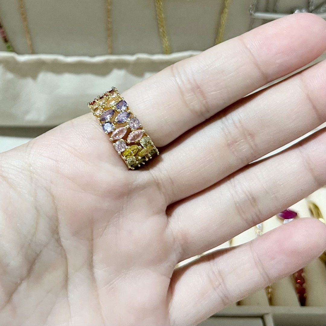 COLORFUL GOLD RING (Category: Rings) located in Talavera. Submitted by curatedbykhy (Listing ID 1469688654, Image 2). Description: size 7.