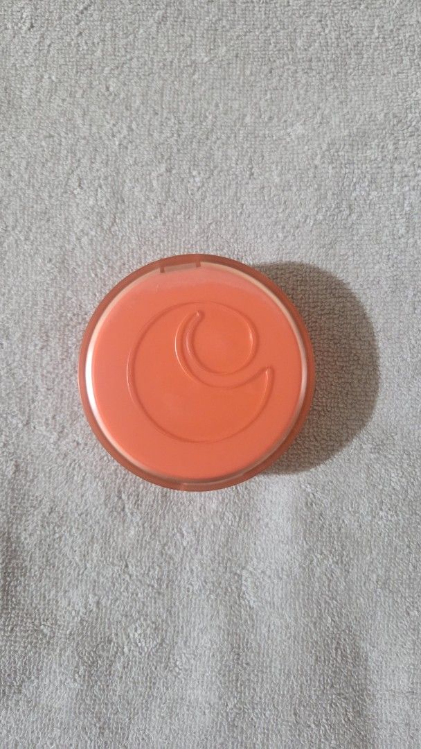 Colourette Bake Base Ultra-Fine Blurring Loose Setting Powder (Category: Makeup) located in Taguig. Submitted by tipidd (Listing ID 1469680079, Image 1). Description: - Brand: Colourette Bake Base Ultra-Fine Blurring Loose Setting Powder - Shade: Invisible (Universal) - Size: Full size, 10g net weight - Condition: new, opened , inner mesh sifter - Packaging: Compact jar with built-in mirror and powder puff applicator included - Dates: Mfg 04/2026