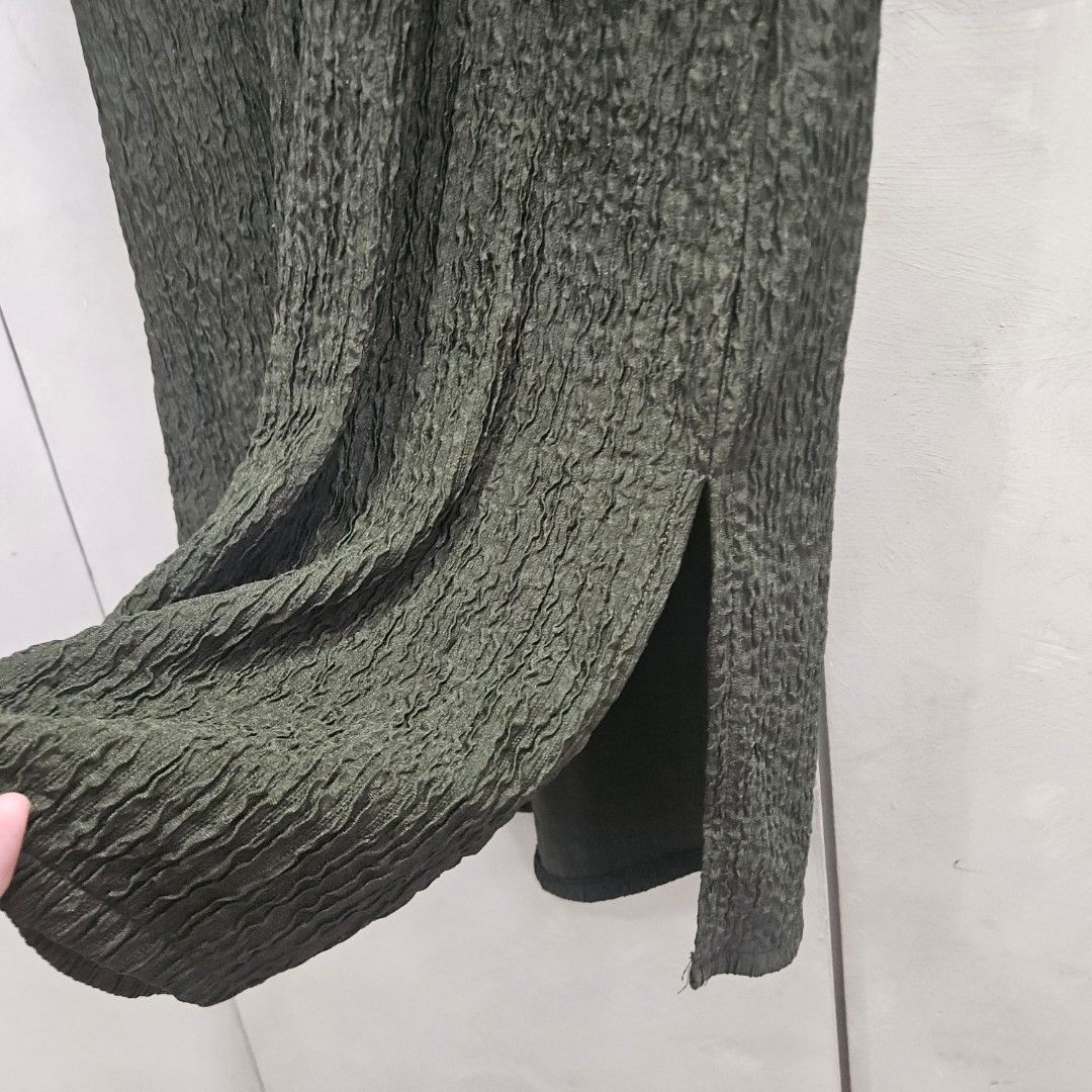 Comfy dress with pockets and slit (Category: Dresses) located in Quezon City. Submitted by k_closetsale (Listing ID 1469606019, Image 2). Description: with sleeves textured fabric color: forest green with pockets with slits vneck neckline comfy.