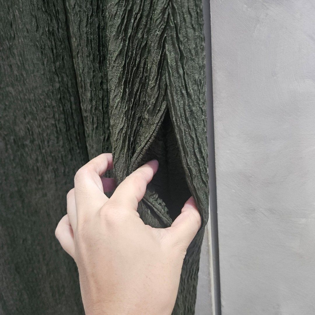 Comfy dress with pockets and slit (Category: Dresses) located in Quezon City. Submitted by k_closetsale (Listing ID 1469606019, Image 3). Description: with sleeves textured fabric color: forest green with pockets with slits vneck neckline comfy.