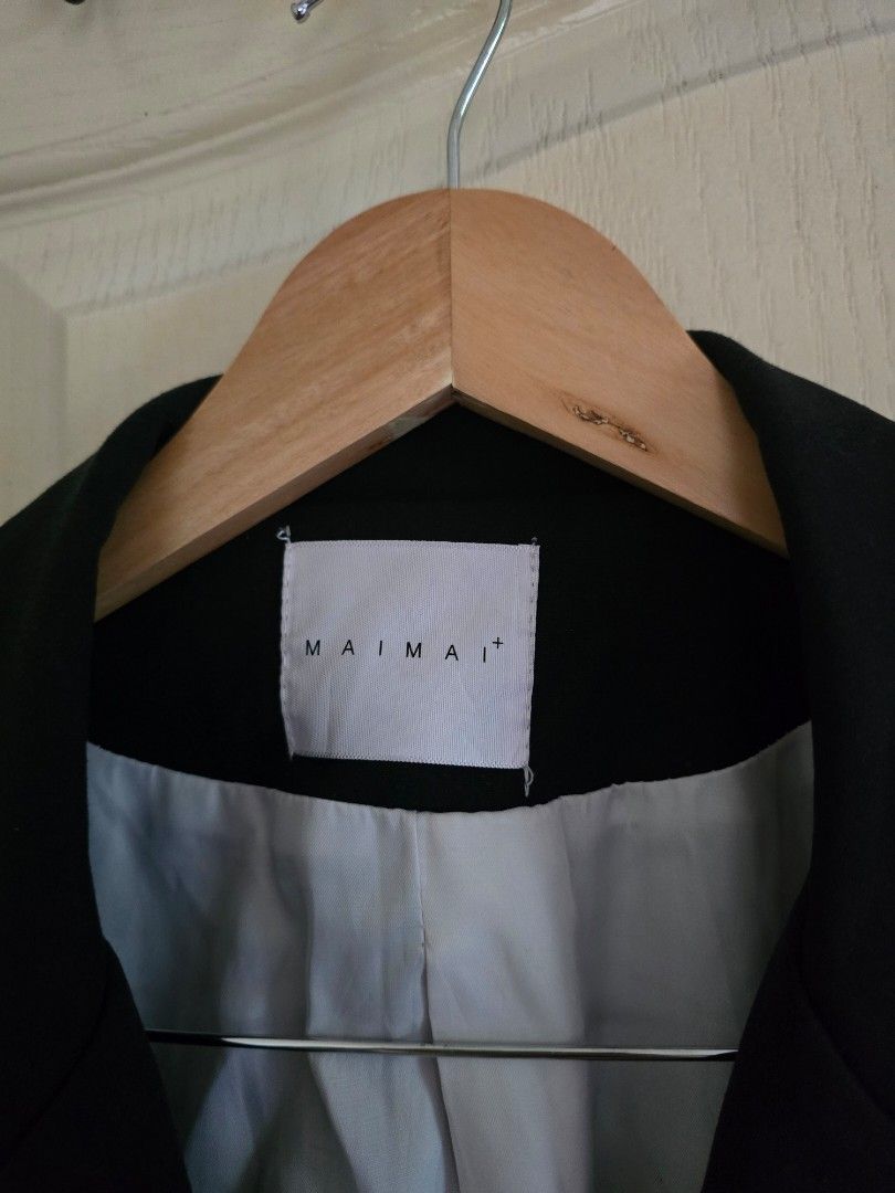 Corporate black coat (Category: Coats, Jackets and Outerwear) located in Cavite. Submitted by rydes_clo (Listing ID 1469647304, Image 2). Description: high quality murang mura na very modest and luxurious tignan unlike other coats good for large to xl girlies.