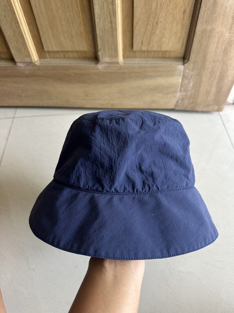 COS Nylon Bucket Hat Navy Blue (Category: Caps & Hats) located in Rosales. Submitted by dariang22 (Listing ID 1469609041, Image 3). Description: - Brand: COS - Style: Nylon bucket hat in dark navy blue - Perfect clean look for sunny days.