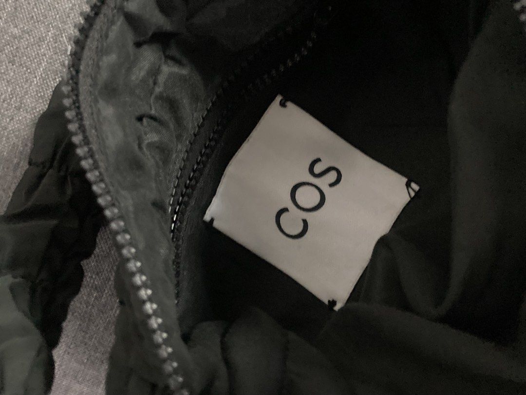 COS Shoulder Bag (Category: Shoulder Bags) located in Quezon City. Submitted by theclutter__ (Listing ID 1469700229, Image 2). Description: Pass as new No major issues.