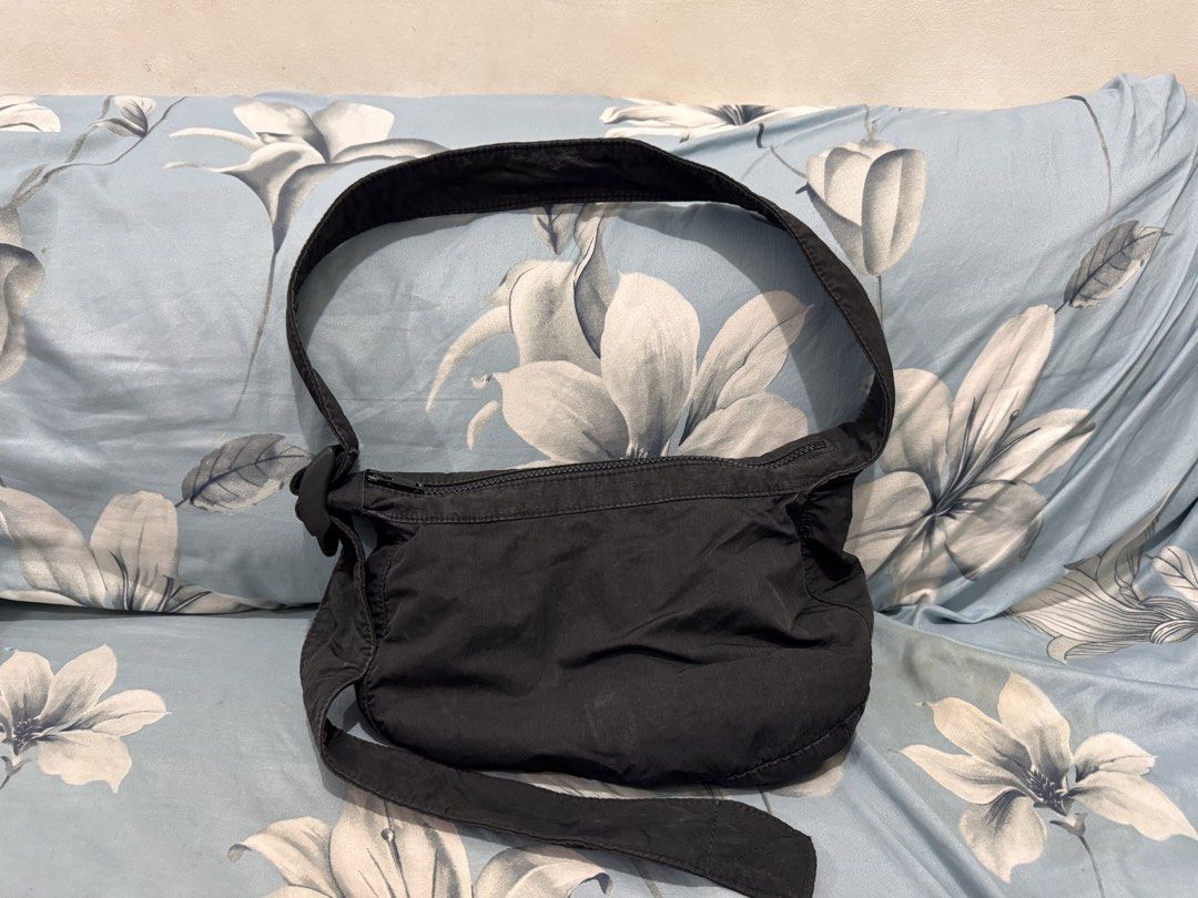 COS Swing Crossbody Bag - Black (Category: Shoulder Bags) located in Taguig. Submitted by ninqyzi (Listing ID 1469679925, Image 1). Description: COS Swing Crossbody Bag in Black 🖤 • Color: Black • Minimalist curved silhouette • Swing/crossbody style • Used condition • Still in good condition • Versatile everyday bag with a clean, minimalist look RFS: Decluttering Inclusions: Item only. No dust bag, paper bag, box, or other original packaging/acc